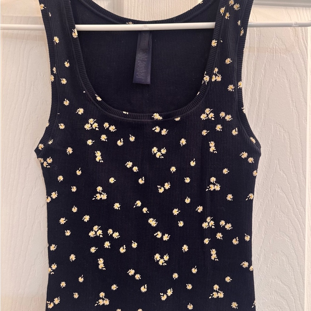 SKIMS Cotton Rib Tank Top in Navy Daisy Print size Large - Picture 3 of 9